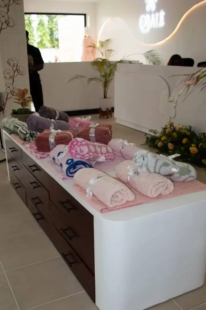Serviettes nouées de rubans sur le présentoir de la boutique