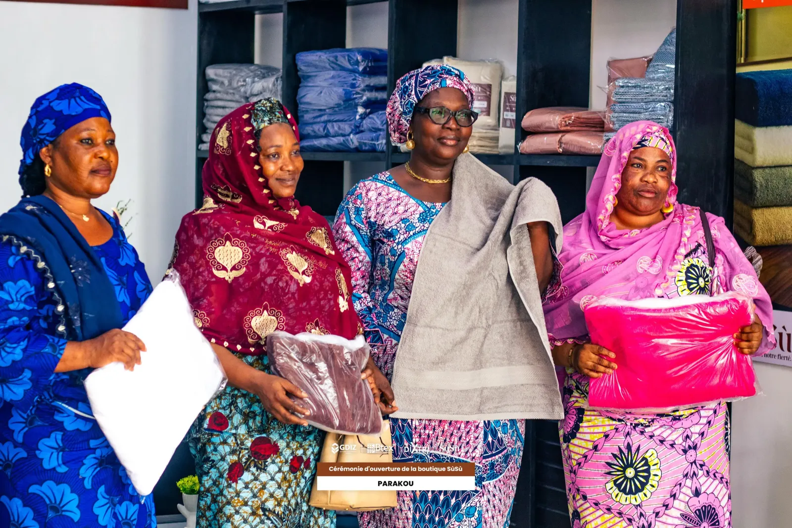 Des invitées présentant des draps et des serviettes Sùsù lors de la cérémonie d'ouverture